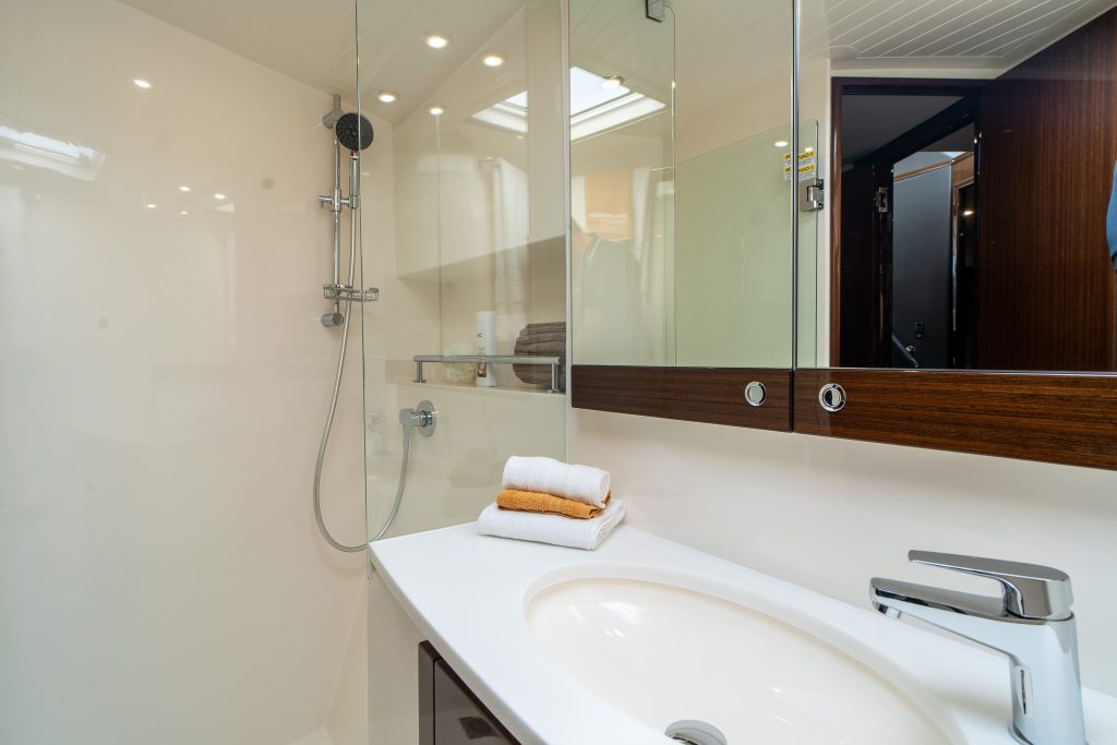 _DSC2886-HDR Maritimo S51 Auckland Master Cabin Head