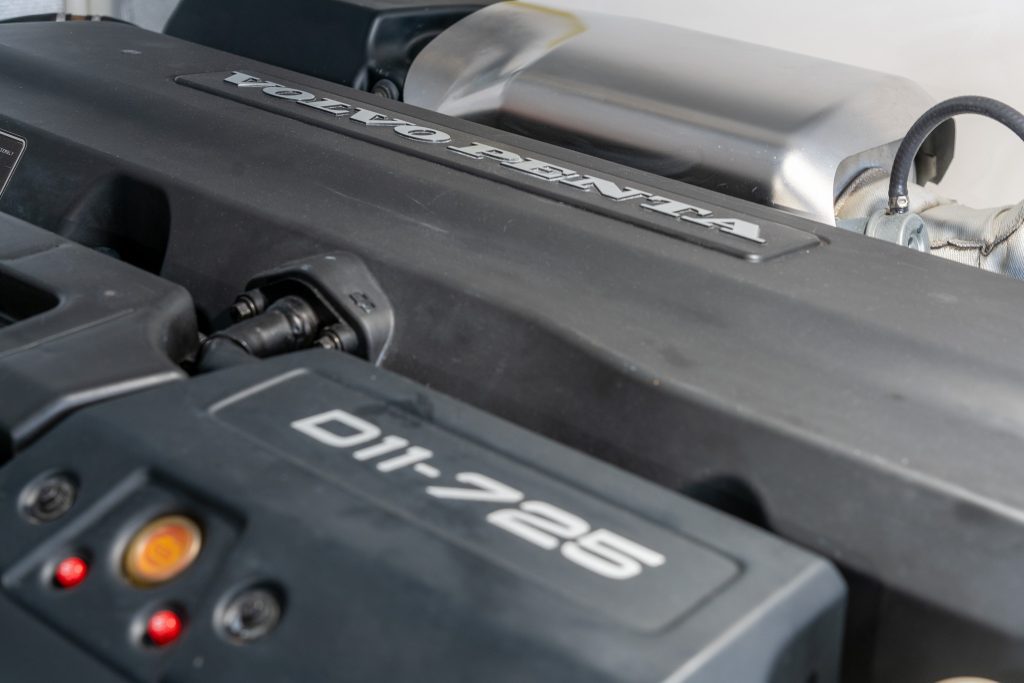 _DSC3084-HDR Maritimo S51 Auckland Volvo D-11 725HP